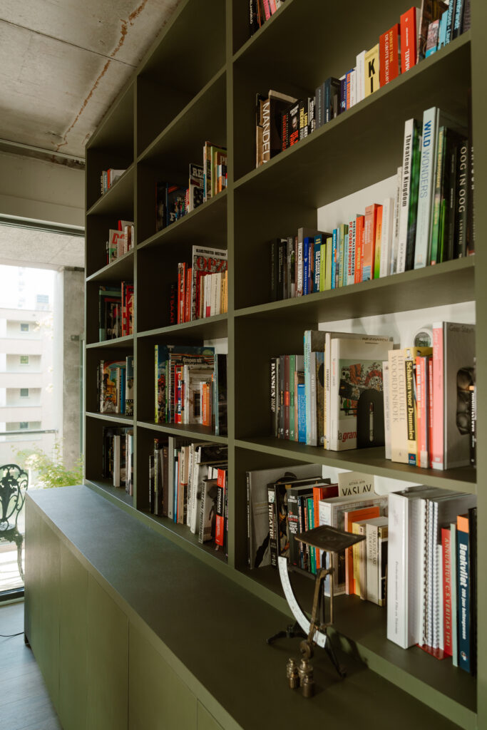 Op maat gemaakte boekenkast door Maas Interieurs in 's Hertogenbosch